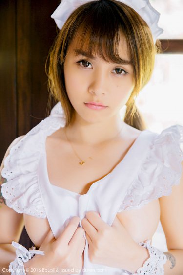 低头咬开她的小衣衣带